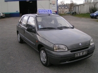 Renault Clio Hatchback 5-door. (1 generation) 1.4 AT (80 HP) image, Renault Clio Hatchback 5-door. (1 generation) 1.4 AT (80 HP) images, Renault Clio Hatchback 5-door. (1 generation) 1.4 AT (80 HP) photos, Renault Clio Hatchback 5-door. (1 generation) 1.4 AT (80 HP) photo, Renault Clio Hatchback 5-door. (1 generation) 1.4 AT (80 HP) picture, Renault Clio Hatchback 5-door. (1 generation) 1.4 AT (80 HP) pictures